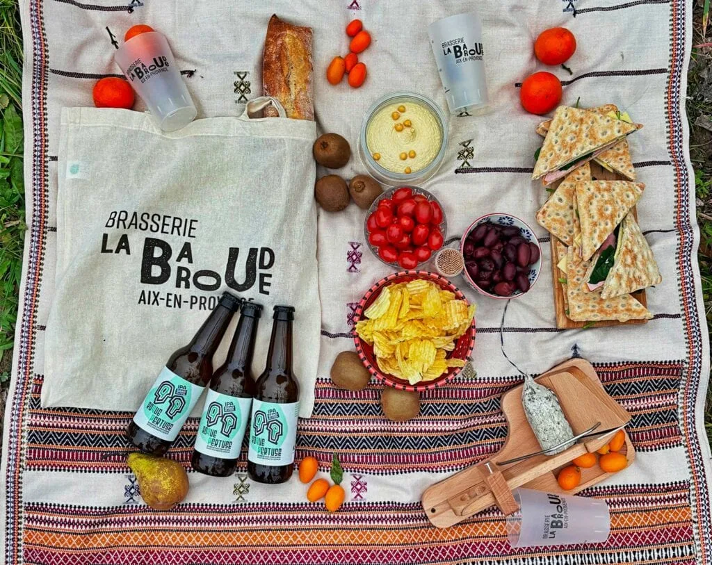 Accueil 5 Fromage de chèvre et charcuterie sur tableau en bois, pique-nique à la brasserie La Baroude.